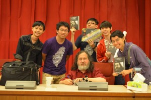 Dr. Richard Stallman的粉絲們，拿著老師的書籍以及海報簽名。