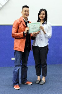西灣學人會長朱廣瑜頒發感謝狀給褚士瑩老師。