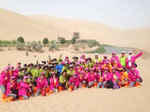 首日體驗日戈九勇士們與親友團一同體驗一日在沙漠之中行走之大合照。