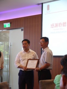 高雄市校友總會理事長劉信陸頒發感謝狀給李雄慶董事長。