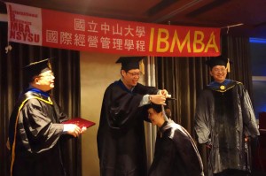 IBMBA張德民主任為畢業生進行撥穗儀式。
