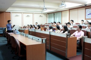 深圳大學同學們專心聆聽。