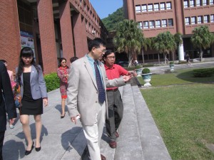 黃賀前院長親自帶領四川大學教授們進行校園巡禮