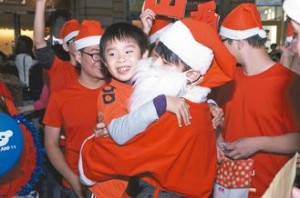 中山大學資管所學生於耶誕節前夕自發性舉行「Free Hugs」擁抱活動。圖／中山大學資管系提供