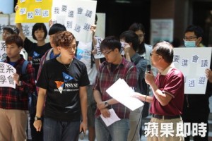 不滿學生無法參與行政會議，中山大學學生在校園內召開「我要進會議，學校別逃避」記者會。（謝承浩攝）