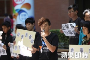 中山大學學生會會長鄧宇佑認為學生代表在校務會議上根本來不及表達意見。（謝承浩攝）