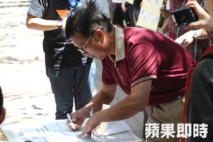 中山大學簡任秘書楊育成也在現場簽署同意書。（謝承浩攝）
