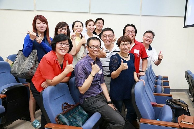 中興大學企管系教授喬友慶（前排中）與第一屆T4聯合課程學員合影。 中興大學／提供