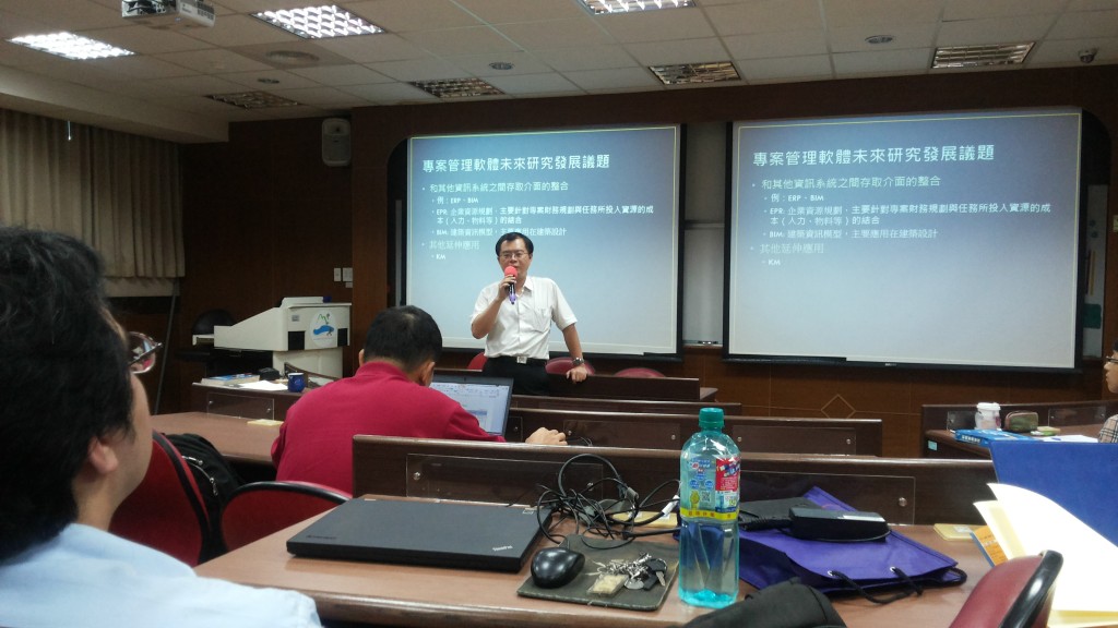 胡瑞賢校友在資管系專案管理課堂上演講實況