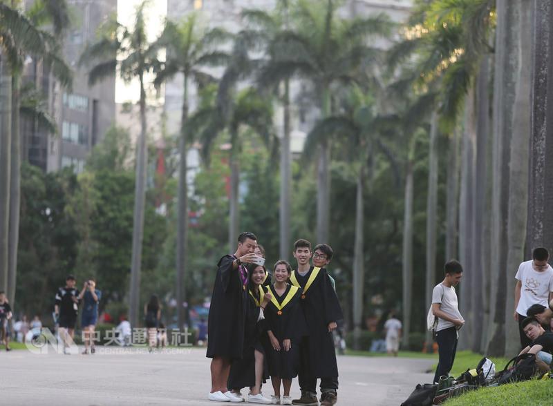 英國高等教育調查公司QS 5日公布2016世界最佳大學排行榜，國立台灣大學排名較去年上升2名，成為第68，是台灣唯一晉身全球前百大的大學。圖為台灣大學椰林大道。（中央社檔案照片）