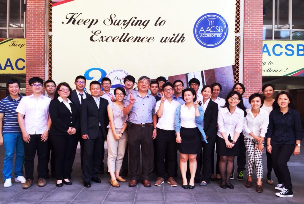 趙必孝教授(前排左六)與國際人才培育中心學員