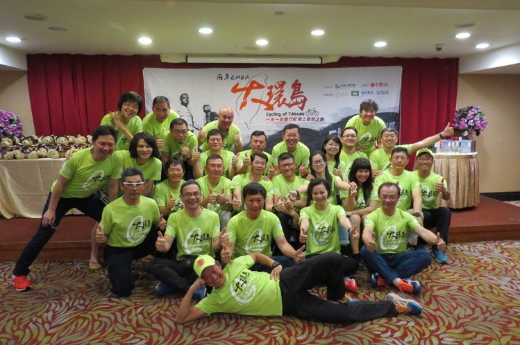 為期10天的「看見台灣1314K大環島」壯舉完成，30位來自兩岸EMBA菁英在歷經萬難後嚐到成功的甜蜜果實，慶功宴時大家心情激動且喜悅。 李福忠／攝影